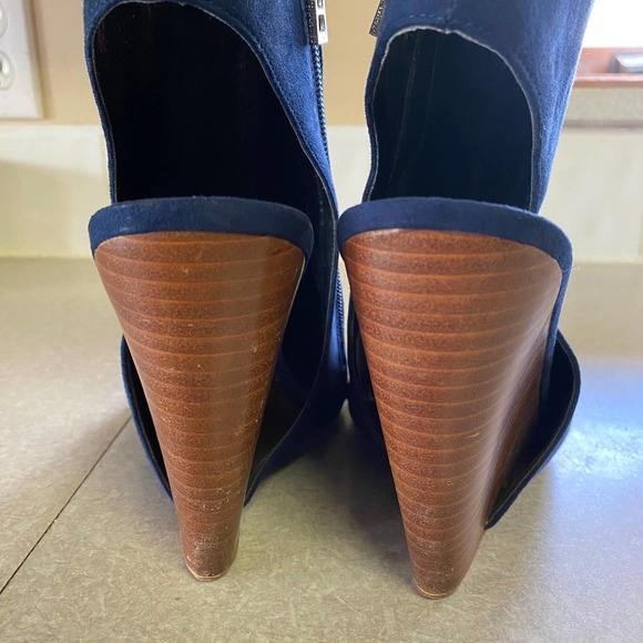 Charles by Charles David Navy Blue Wedge Dark Academia Wedding Pointed Toe Heels - Picture 3 of 11